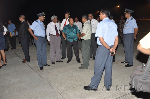 ගුවන් හමුදාවට අයත් ගුවන් යානයක් ආධාරයෙන් අලි පැටවුන් දෙදෙනෙකු ගුවනින් චෙක් රාජ්යයට