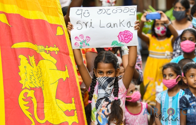SLAF Band Conducts Entertainment Program for Residence of Randiya Uyana Housing Scheme in Thotalaga