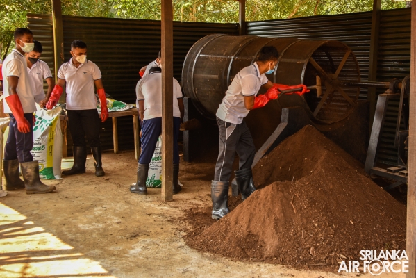 SECOND STOCK OF ORGANIC FERTILIZER MANUFACTURED BY SLAF HANDED OVER TO CEYLON FERTILIZER COMPANY LIMITED ‘LAK POHORA’
