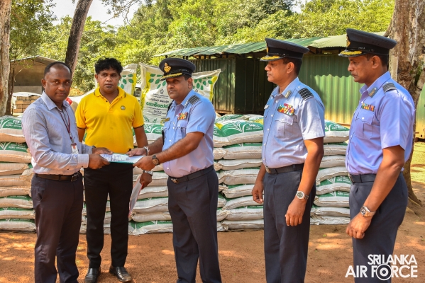 SECOND STOCK OF ORGANIC FERTILIZER MANUFACTURED BY SLAF HANDED OVER TO CEYLON FERTILIZER COMPANY LIMITED ‘LAK POHORA’