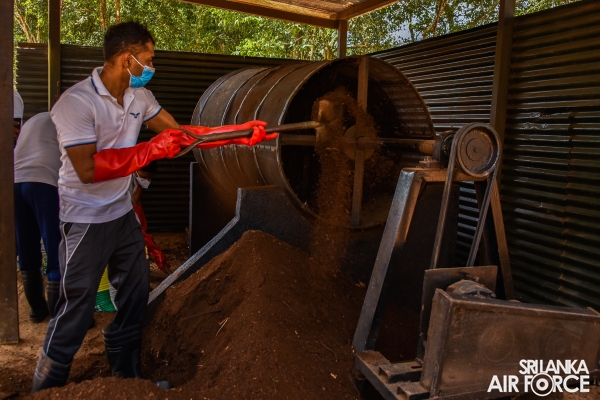 SECOND STOCK OF ORGANIC FERTILIZER MANUFACTURED BY SLAF HANDED OVER TO CEYLON FERTILIZER COMPANY LIMITED ‘LAK POHORA’