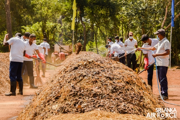 SECOND STOCK OF ORGANIC FERTILIZER MANUFACTURED BY SLAF HANDED OVER TO CEYLON FERTILIZER COMPANY LIMITED ‘LAK POHORA’