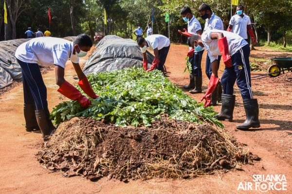 SECOND STOCK OF ORGANIC FERTILIZER MANUFACTURED BY SLAF HANDED OVER TO CEYLON FERTILIZER COMPANY LIMITED ‘LAK POHORA’