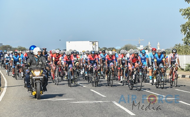 'GUWAN HAMUDA PAPEDI SAWARIYA -2021' CROSSES FINISH LINE AT KATUNAYAKE