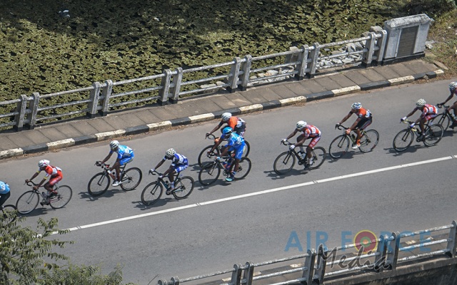'GUWAN HAMUDA PAPEDI SAWARIYA -2021' CROSSES FINISH LINE AT KATUNAYAKE