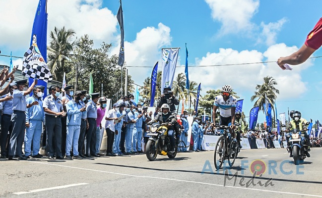 'GUWAN HAMUDA PAPEDI SAWARIYA -2021' CROSSES FINISH LINE AT KATUNAYAKE