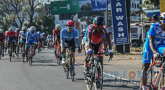 'GUWAN HAMUDA PAPEDI SAWARIYA -2021' CROSSES FINISH LINE AT KATUNAYAKE