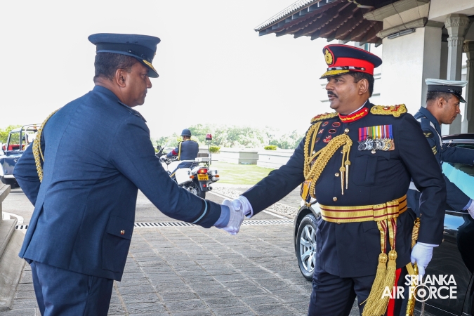 COMMANDER OF THE SRI LANKA ARMY PAYS FAREWELL CALL ON THE COMMANDER OF THE AIR FORCE