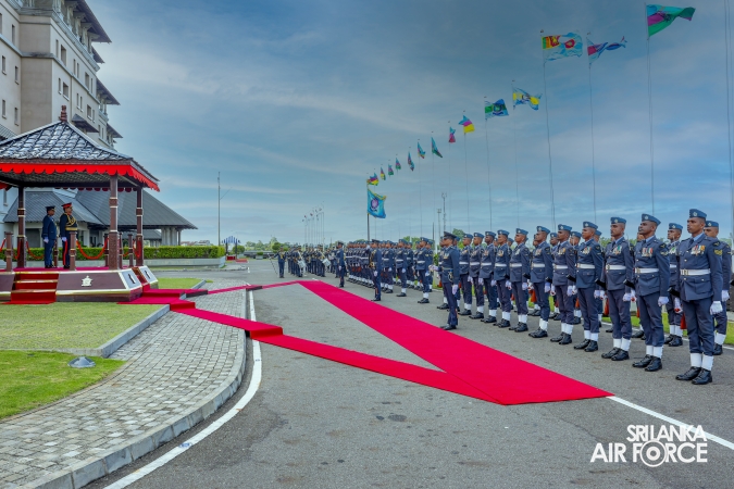 COMMANDER OF THE SRI LANKA ARMY PAYS FAREWELL CALL ON THE COMMANDER OF THE AIR FORCE