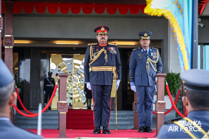 COMMANDER OF THE SRI LANKA ARMY PAYS FAREWELL CALL ON THE COMMANDER OF THE AIR FORCE