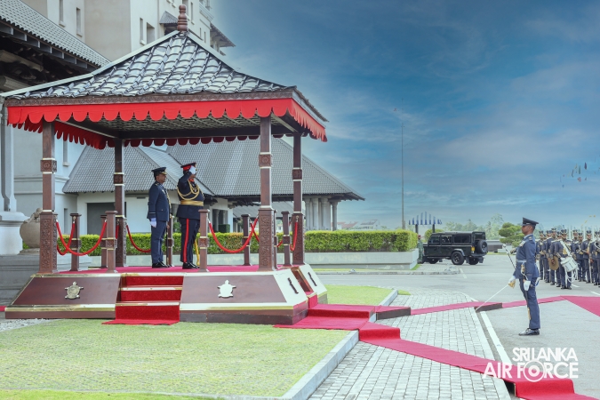 COMMANDER OF THE SRI LANKA ARMY PAYS FAREWELL CALL ON THE COMMANDER OF THE AIR FORCE