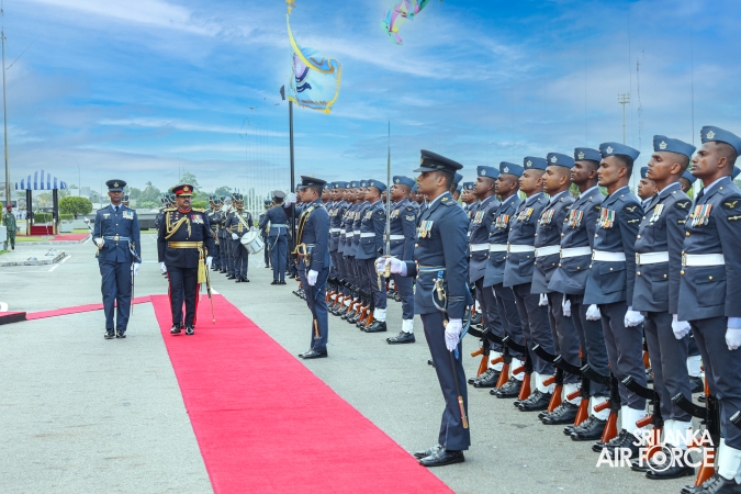COMMANDER OF THE SRI LANKA ARMY PAYS FAREWELL CALL ON THE COMMANDER OF THE AIR FORCE