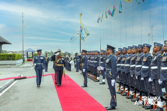 COMMANDER OF THE SRI LANKA ARMY PAYS FAREWELL CALL ON THE COMMANDER OF THE AIR FORCE