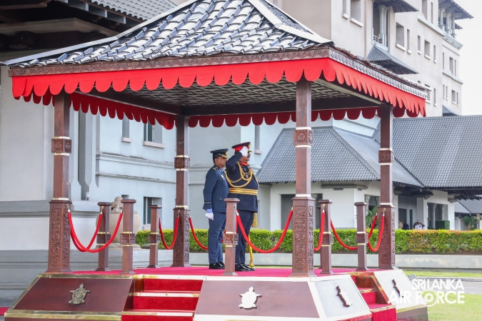 COMMANDER OF THE SRI LANKA ARMY PAYS FAREWELL CALL ON THE COMMANDER OF THE AIR FORCE
