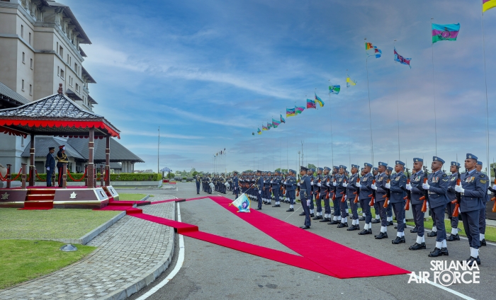 COMMANDER OF THE SRI LANKA ARMY PAYS FAREWELL CALL ON THE COMMANDER OF THE AIR FORCE