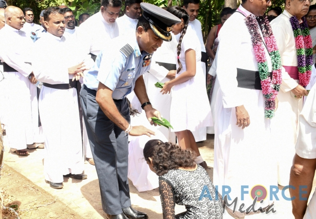 SLAF Base Hingurakgoda Hands Over a Newly Built House to a Needy Family
