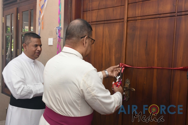 SLAF Base Hingurakgoda Hands Over a Newly Built House to a Needy Family
