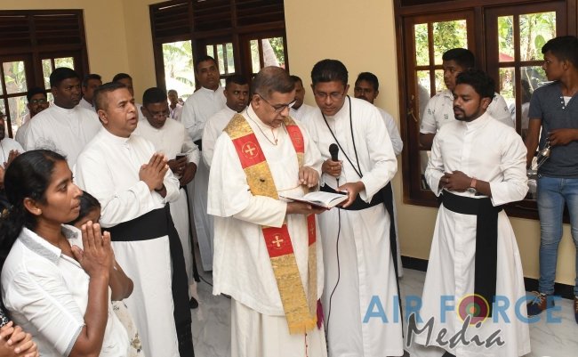 SLAF Base Hingurakgoda Hands Over a Newly Built House to a Needy Family