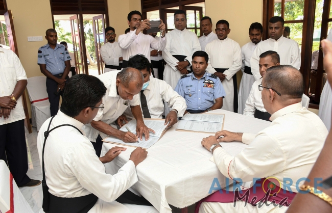 SLAF Base Hingurakgoda Hands Over a Newly Built House to a Needy Family