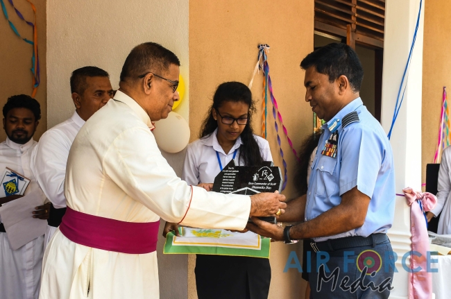 SLAF Base Hingurakgoda Hands Over a Newly Built House to a Needy Family