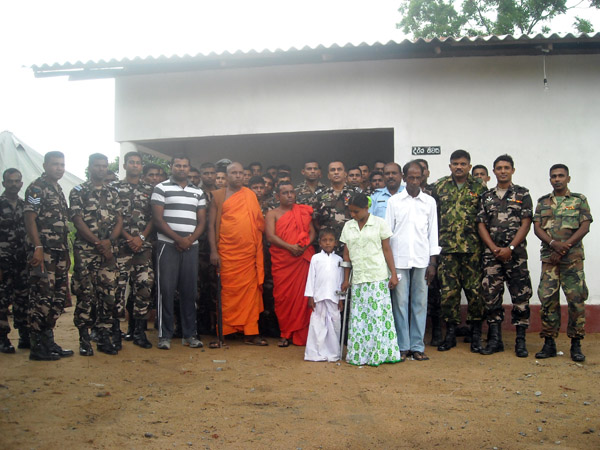 දිලිදු පවුලක් සදහා ගුවන් හමුදා ත්රිකෝණමඩු කදවුරෙන් නව නිවසක්