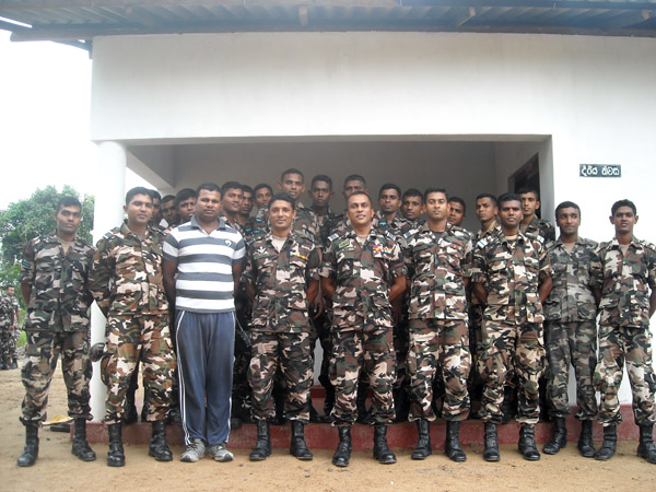 දිලිදු පවුලක් සදහා ගුවන් හමුදා ත්රිකෝණමඩු කදවුරෙන් නව නිවසක්