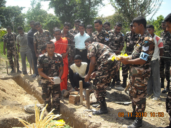 දිලිදු පවුලක් සදහා ගුවන් හමුදා ත්රිකෝණමඩු කදවුරෙන් නව නිවසක්
