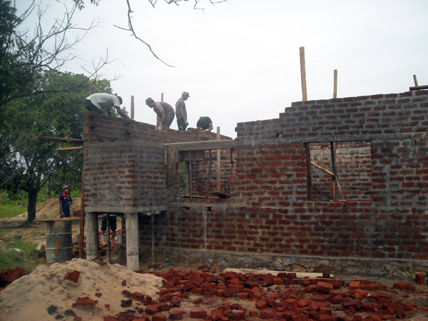 දිලිදු පවුලක් සදහා ගුවන් හමුදා ත්රිකෝණමඩු කදවුරෙන් නව නිවසක්