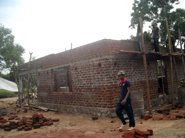 දිලිදු පවුලක් සදහා ගුවන් හමුදා ත්රිකෝණමඩු කදවුරෙන් නව නිවසක්