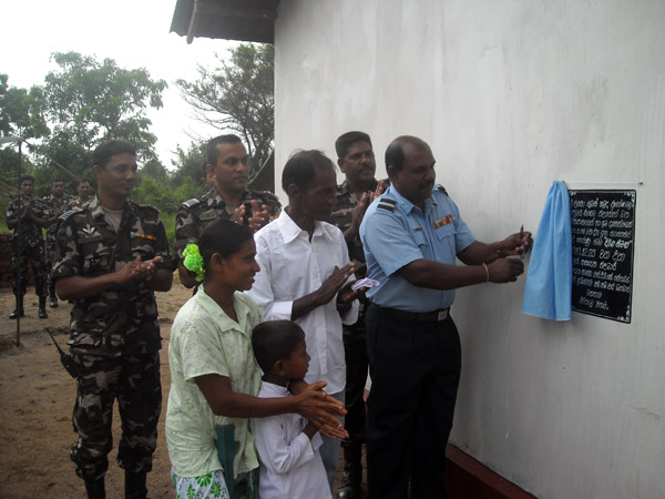 දිලිදු පවුලක් සදහා ගුවන් හමුදා ත්රිකෝණමඩු කදවුරෙන් නව නිවසක්