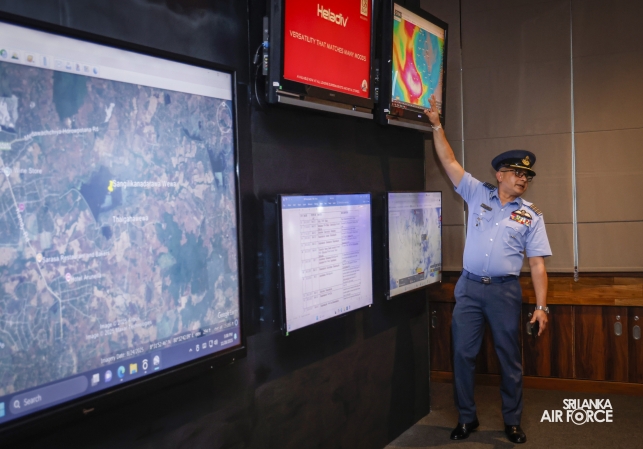 PRESIDENT
REVIEWS SLAF RESCUE AND RELIEF OPERATIONS AT AIR FORCE HQ