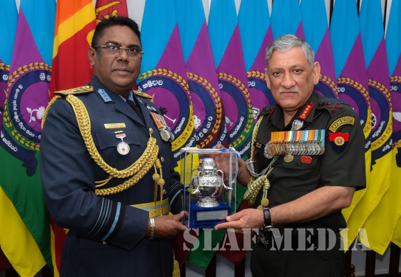 Indian Army Chief Calls on the Commander