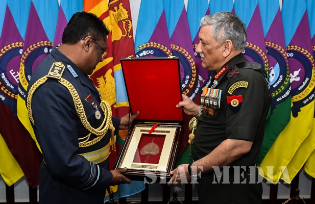 Indian Army Chief Calls on the Commander