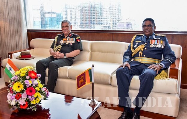 Indian Army Chief Calls on the Commander
