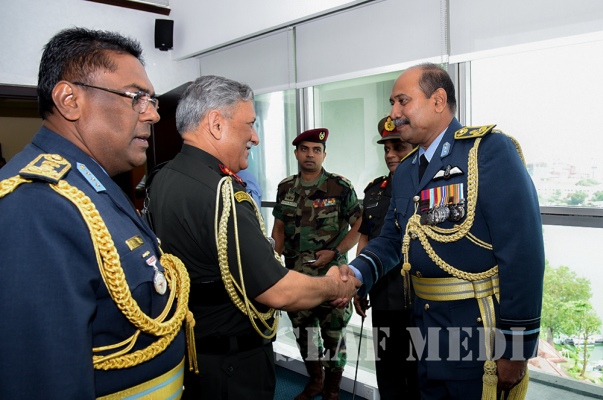 Indian Army Chief Calls on the Commander