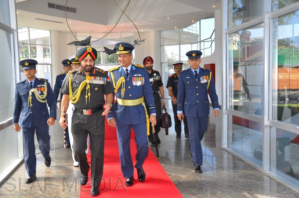 ඉන්දීය යුධ හමුදා මාණ්ඩලික ප්රධානි ගුවන් හමුදා මුලස්ථානයේ සංචාරයක