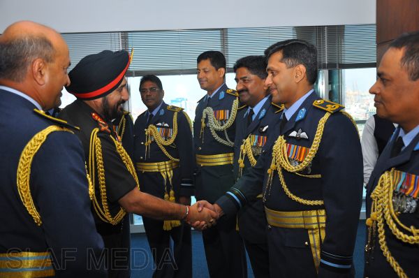 ඉන්දීය යුධ හමුදා මාණ්ඩලික ප්රධානි ගුවන් හමුදා මුලස්ථානයේ සංචාරයක