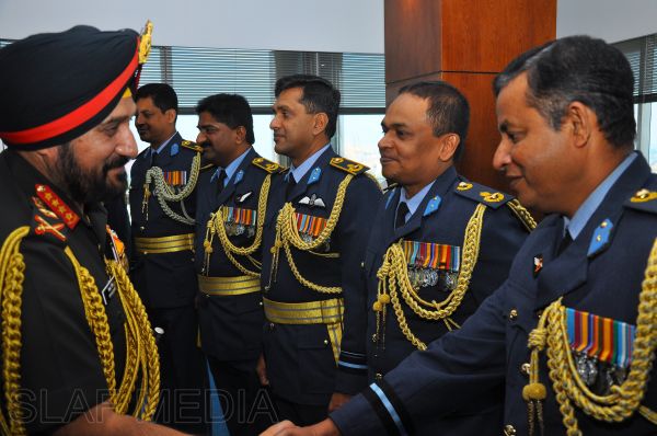 ඉන්දීය යුධ හමුදා මාණ්ඩලික ප්රධානි ගුවන් හමුදා මුලස්ථානයේ සංචාරයක