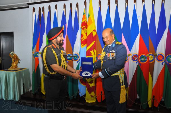 ඉන්දීය යුධ හමුදා මාණ්ඩලික ප්රධානි ගුවන් හමුදා මුලස්ථානයේ සංචාරයක