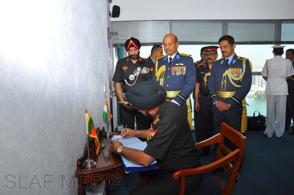 ඉන්දීය යුධ හමුදා මාණ්ඩලික ප්රධානි ගුවන් හමුදා මුලස්ථානයේ සංචාරයක