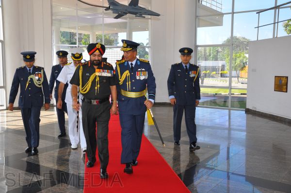 ඉන්දීය යුධ හමුදා මාණ්ඩලික ප්රධානි ගුවන් හමුදා මුලස්ථානයේ සංචාරයක