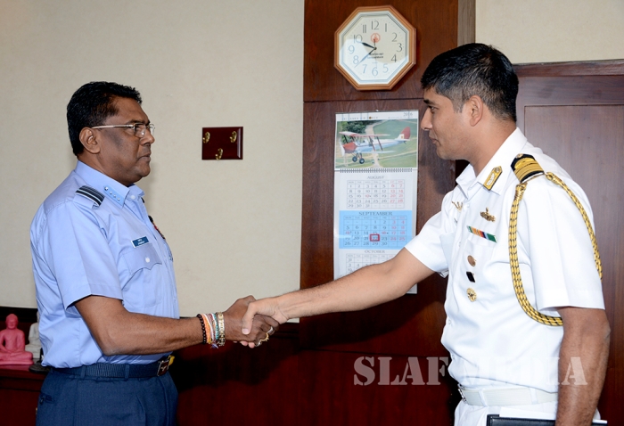 Indian Defence Attaché calls on the Commander of the SLAF