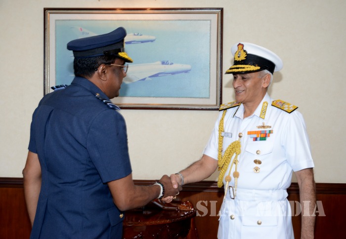 Chief of Naval Staff of the Indian Navy Calls on the Commander of the Air Force