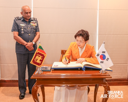 AMBASSADOR OF THE REPUBLIC OF KOREA TO SRI LANKA CALLS ON THE COMMANDER