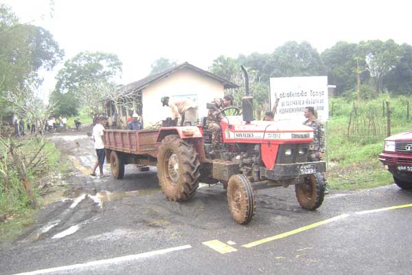 ගං වතුරෙන් අවතැන් වූවන් හට ගුවන් හමුදා මාමඩුව කදවුරෙන් පිළිසරණක්
