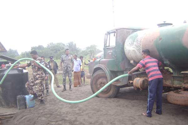 ගං වතුරෙන් අවතැන් වූවන් හට ගුවන් හමුදා මාමඩුව කදවුරෙන් පිළිසරණක්