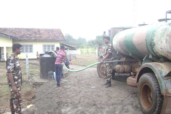 ගං වතුරෙන් අවතැන් වූවන් හට ගුවන් හමුදා මාමඩුව කදවුරෙන් පිළිසරණක්