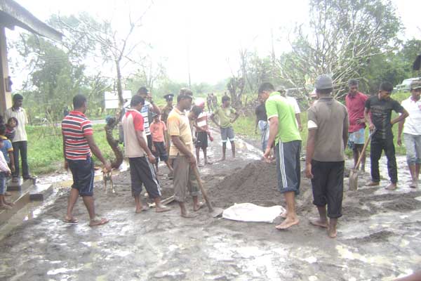 ගං වතුරෙන් අවතැන් වූවන් හට ගුවන් හමුදා මාමඩුව කදවුරෙන් පිළිසරණක්