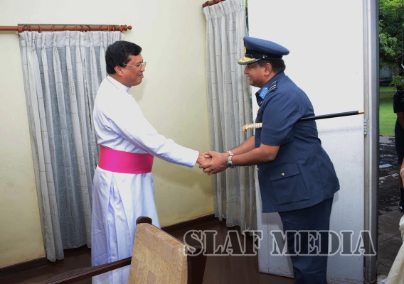 Commander Visits Anglican Bishop