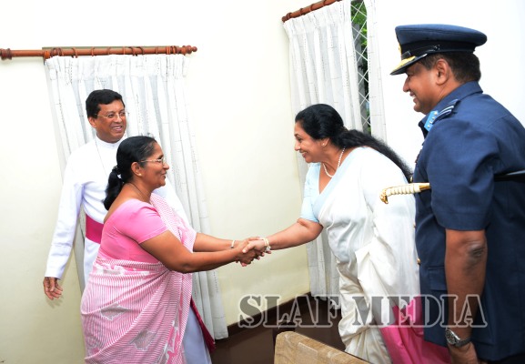 Commander Visits Anglican Bishop